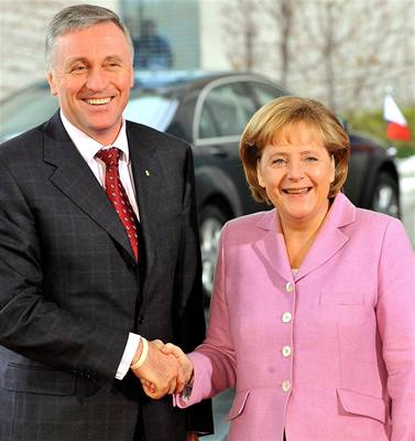 eský premiér Mirek Topolánek a nmecká kancléka Angela Merkelová na berlínském summitu